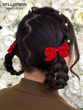 赤リボン×パールのクリスマス編み込みツイン