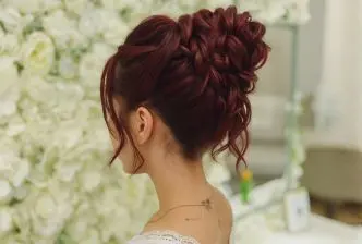 特別な日の華やかなアップスタイル