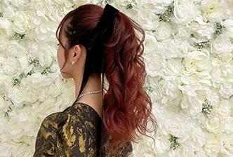 深みレッドが映える♡華やかリボンポニースタイルで大人可愛い推し活ヘアに！