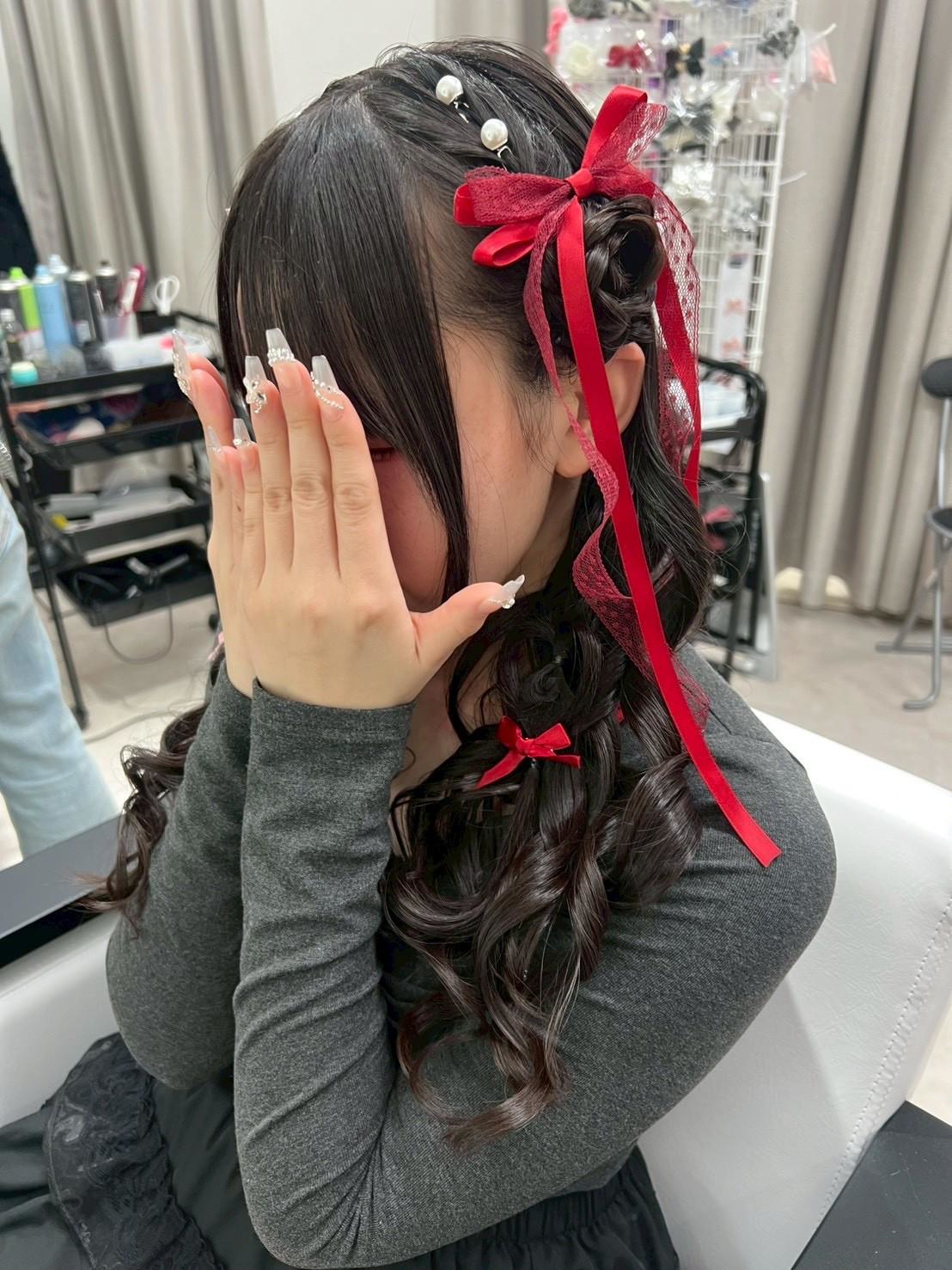 推し活ヘアセットで差がつく。赤リボン×編みおろしアレンジが量産型女子に人気の理由