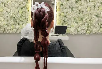 華やかさと可愛さを両立！ポニーテール編み下ろしで特別な一日を♪